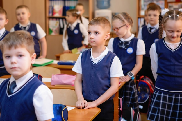 Les élèves du primaire à leur bureau dans la salle de classe