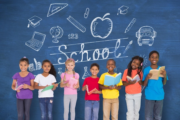 Photo Élèves du primaire lisant des livres contre un tableau bleu avec message de retour à l'école