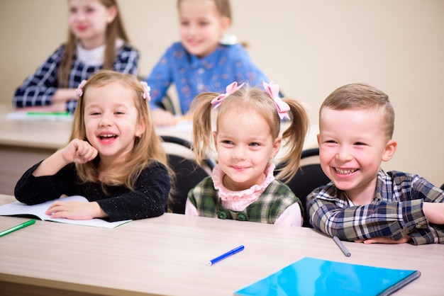 Les élèves du primaire travaillent ensemble en classe.