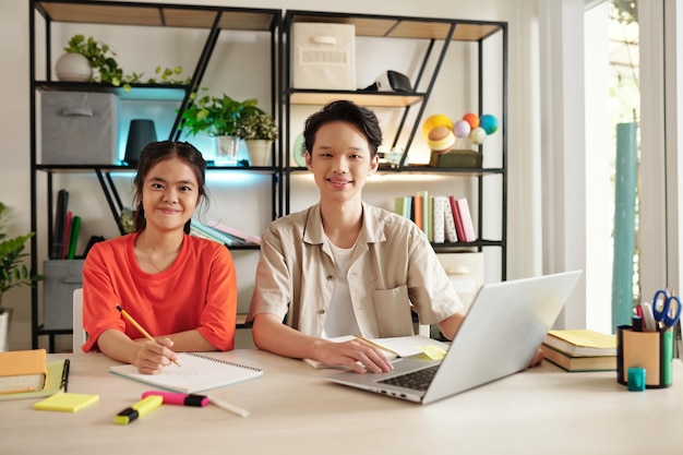 Élèves de l'école apprenant la programmation