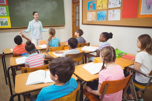 Élèves écoutant l&#39;enseignant pendant le cours