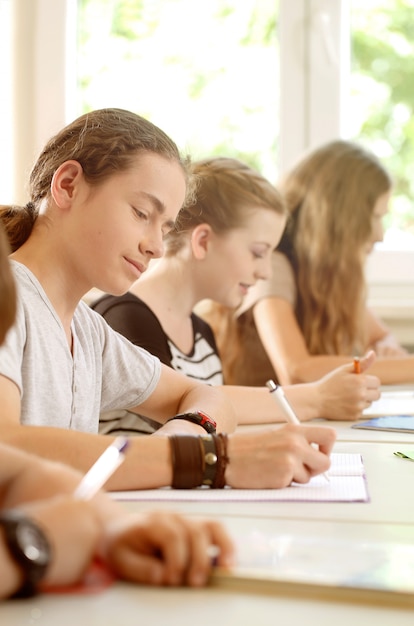 Les élèves ou les élèves écrivent le test à l'école étant concentré