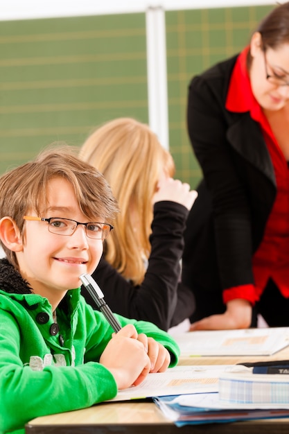 Elèves et enseignants en apprentissage à l'école