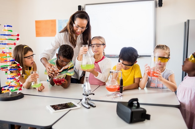 Élèves Faisant De La Science Avec Un Enseignant