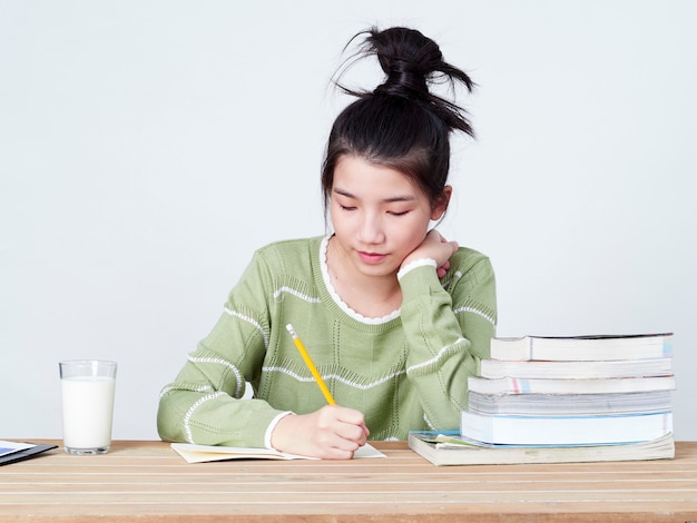 Les élèves font leurs devoirs à table.