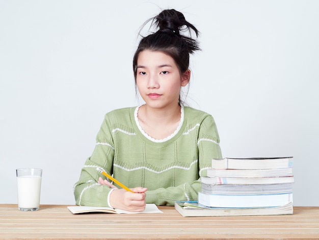 Les élèves font leurs devoirs à table.