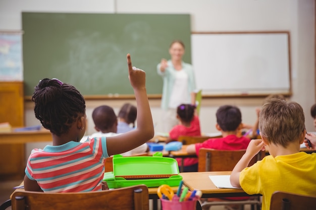 Les élèves levant la main pendant les cours