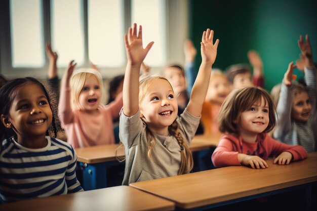 Des élèves lèvent la main en classe à l'école primaire.