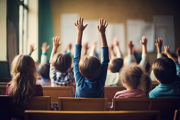 Des élèves lèvent la main pendant la classe à l'école primaire