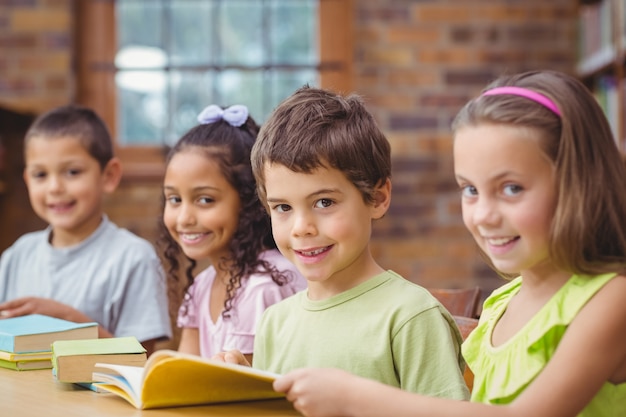 Élèves lisant des livres dans la bibliothèque