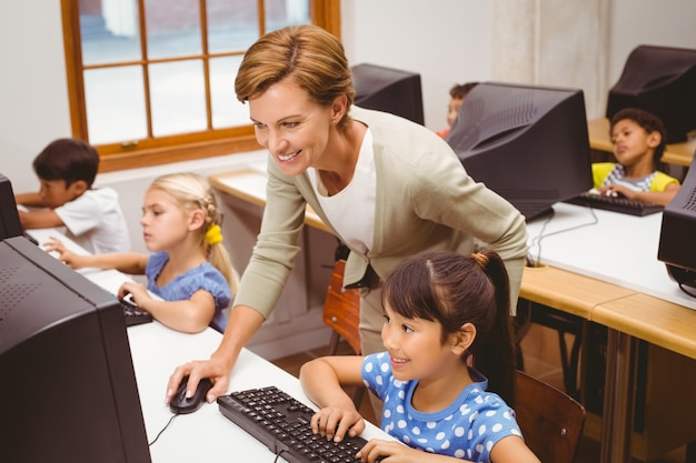 Photo Élèves mignons en classe d'informatique avec professeur