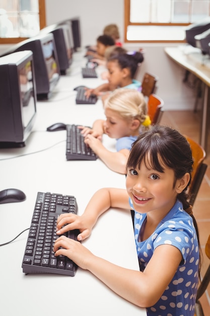 Élèves mignons en cours d&#39;informatique