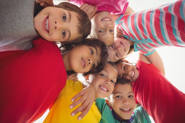 Photo Élèves mignons dans un huddle