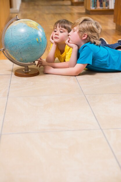 Photo Élèves mignons regardant globe