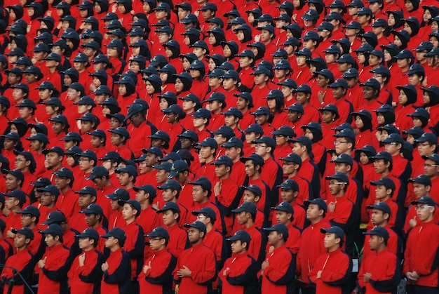 Des élèves portant des casquettes lors d'une célébration à l'école