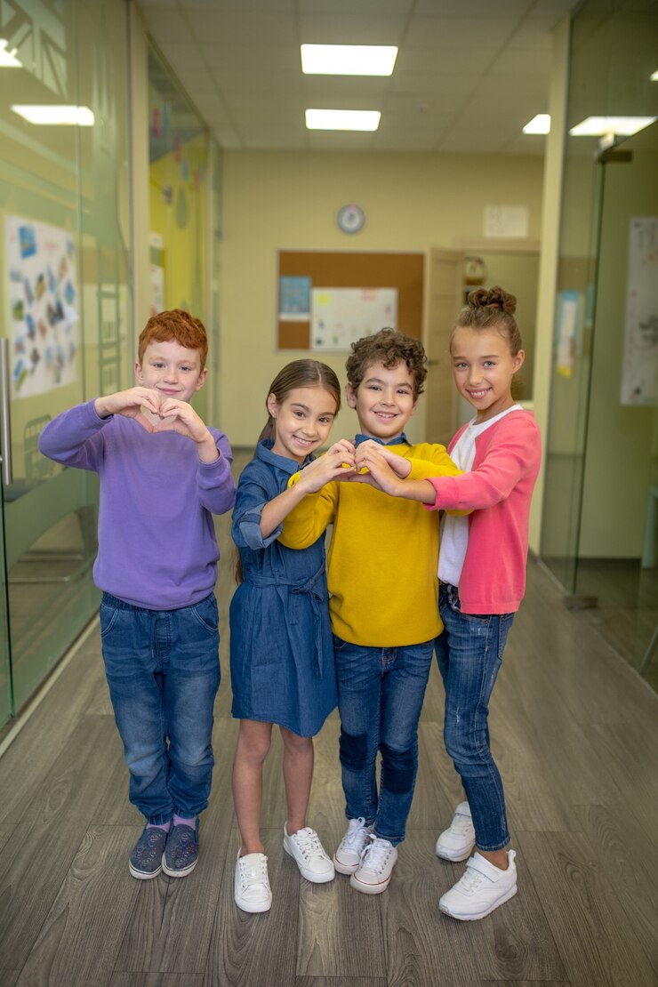 Les élèves rient et s'embrassent debout dans le couloir de l'école
