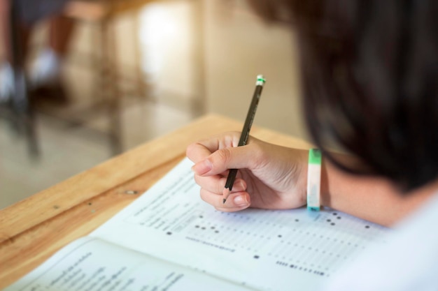 Les élèves en uniforme font le test en classe