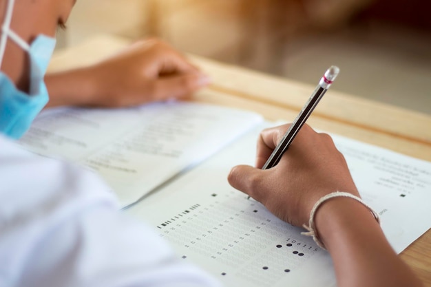 Les élèves en uniforme font le test en classe