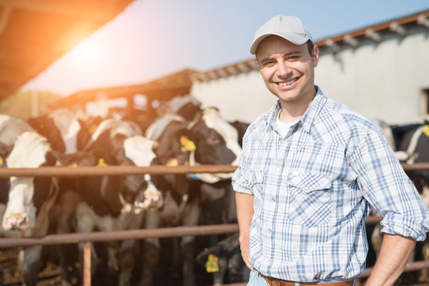 Photo Éleveur devant des vaches