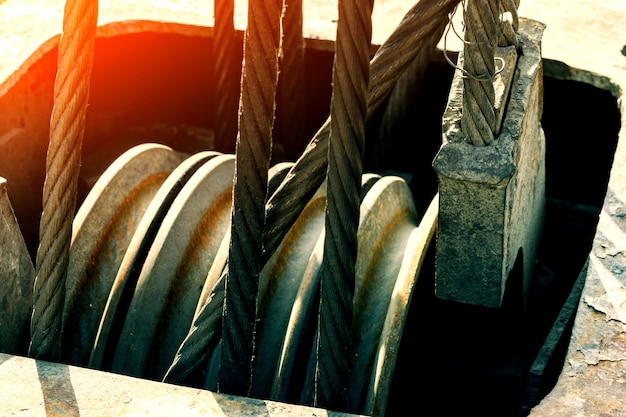 Elingue en corde ou en corde sur le tambour d’une grue à tambour ou d’un treuil à rouleaux d’une grue de l’industrie lourde.