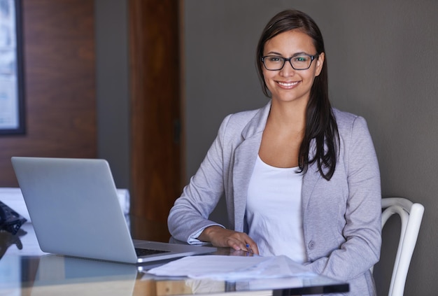 Elle a l'ambition de réussir Portrait d'une jolie jeune femme d'affaires assise à son bureau