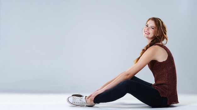 Elle a du style et de la confiance Portrait d'une belle jeune femme portant des vêtements décontractés posant en studio