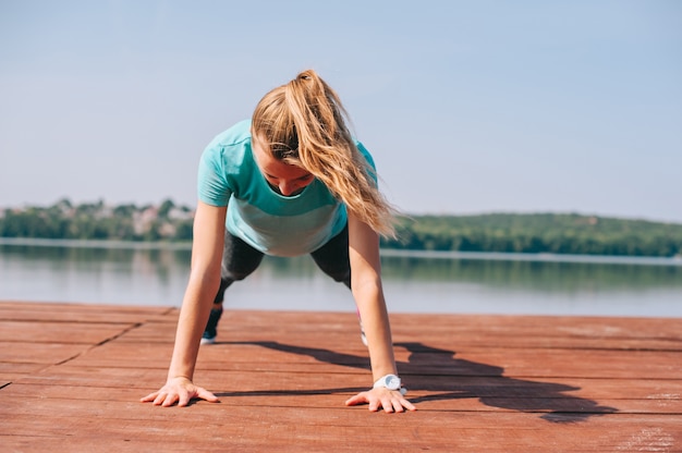 Elle effectue des exercices sur la jetée