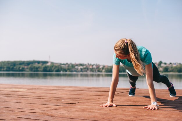 Elle effectue des exercices sur la jetée