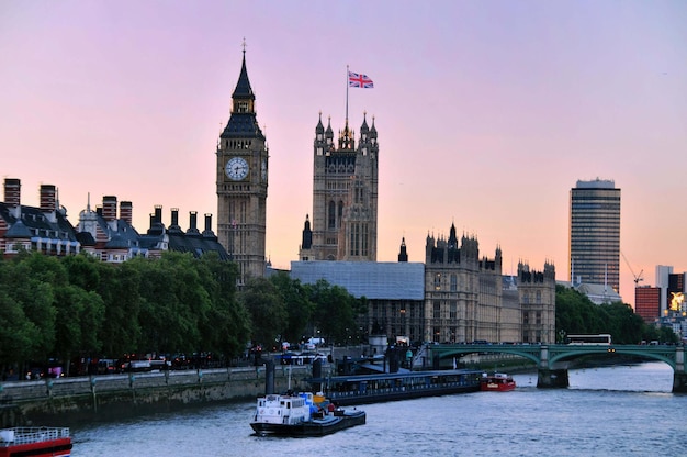 Elle est à Londres.