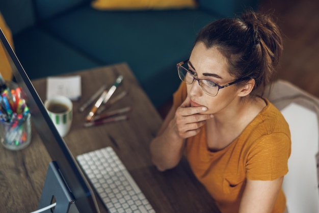 Elle est en mode travail.