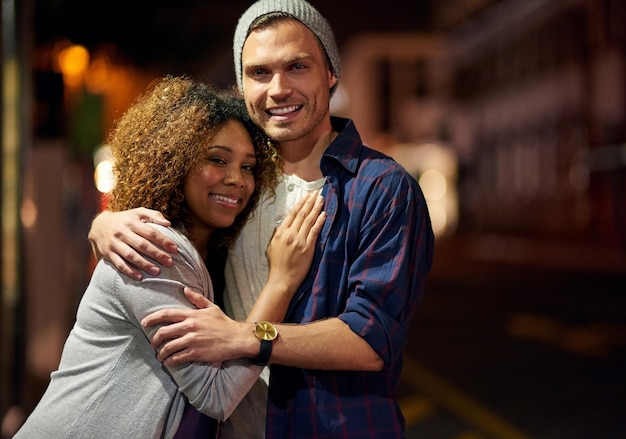 Elle est très chère à mon cœur Photo recadrée d'un jeune couple à un rendez-vous en ville