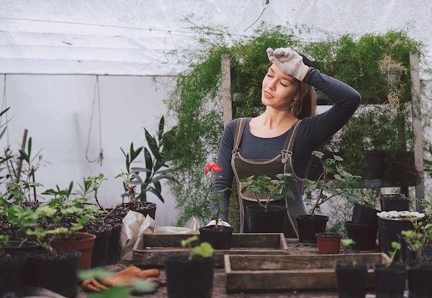 Elle était fatiguée de travailler dans le jardin et essuie la sueur de son front