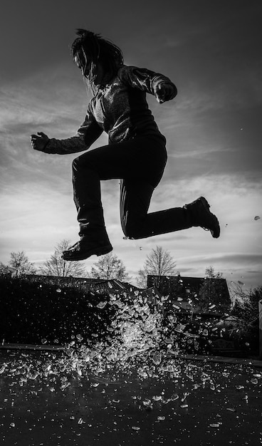 Photo elle s'amuse avec la glace sur le trampoline.