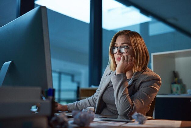 Elle veut juste se faire Photo recadrée d'une femme d'affaires travaillant tard dans la nuit dans son bureau