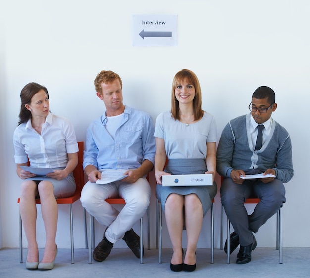 Elle vient préparée Candidat à l'emploi prenant un pic au CV d'un autre candidat