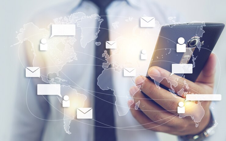 Photo email network and technology - homme tenant un fond de smartphone
