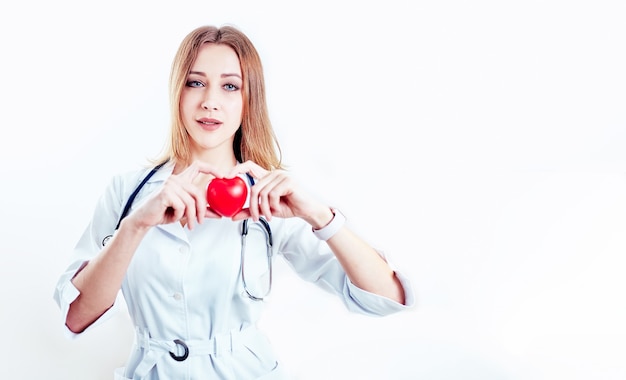 Emale médecin de service accueillant le patient à l'hôpital, professionnel sympathique, soins de santé