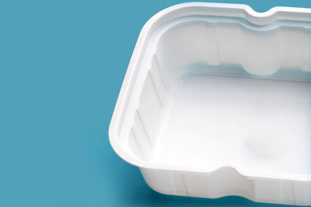 Emballage alimentaire en plastique sur fond bleu