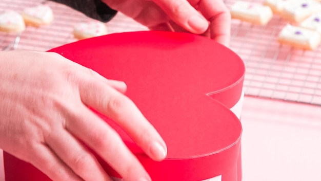 Emballage De Biscuits Au Sucre En Forme De Cœur Décorés De Glaçage Royal Dans La Boîte Cadeau.