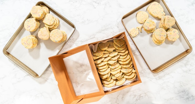 Emballage des biscuits au sucre saupoudrés dans des boîtes