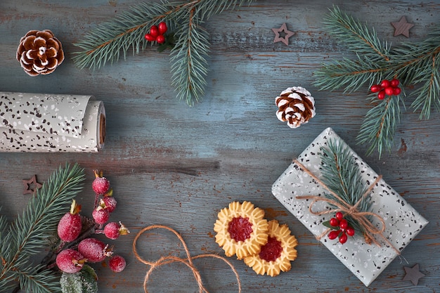 Emballage des biscuits comme cadeaux de Noël