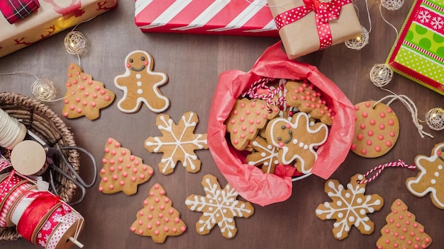 Emballage de biscuits de pain d'épice faits maison traditionnels comme cadeaux alimentaires.