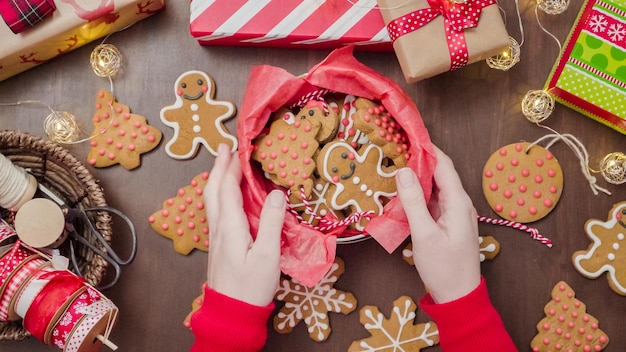 Emballage de biscuits de pain d'épice faits maison traditionnels comme cadeaux alimentaires.