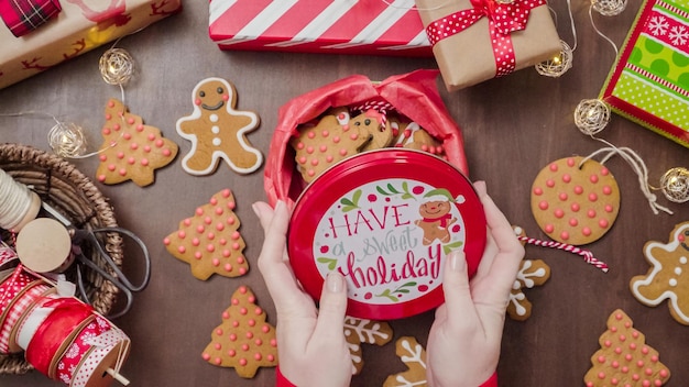 Emballage de biscuits de pain d'épice faits maison traditionnels comme cadeaux alimentaires.