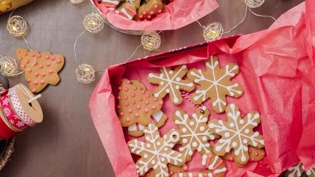 Emballage de biscuits de pain d'épice faits maison traditionnels comme cadeaux alimentaires.