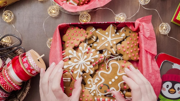 Emballage de biscuits de pain d'épice faits maison traditionnels comme cadeaux alimentaires.