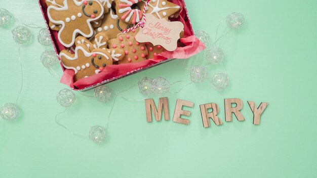 Emballage de biscuits de pain d'épice faits maison traditionnels comme cadeaux alimentaires.