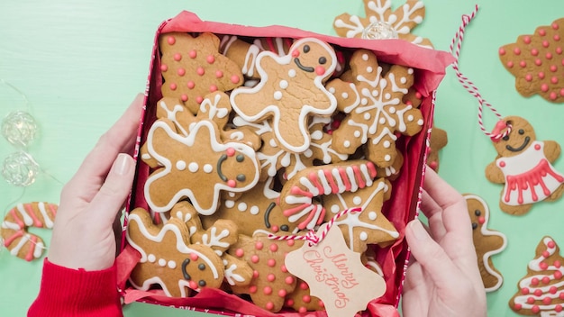 Emballage de biscuits de pain d'épice faits maison traditionnels comme cadeaux alimentaires.