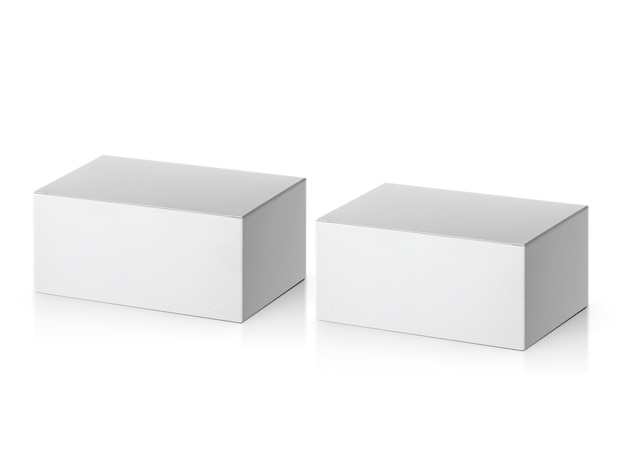 Emballage blanc boîte en carton blanc isolé sur fond blanc prêt pour la conception de l'emballage