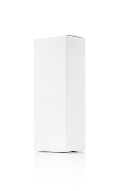 Emballage blanc boîte en carton de papier blanc isolée sur fond blanc